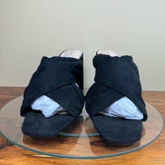 NEW Adrienne Vittadini Genie Crossover Sandal in black microsuede - Picture 5 of 15